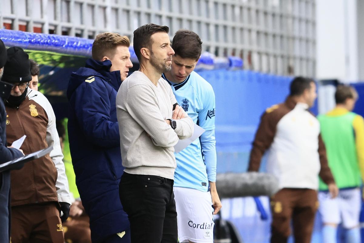 Luis García sigue atento la evolución del partido. Detrás, Mossa dialoga con Pedrola.