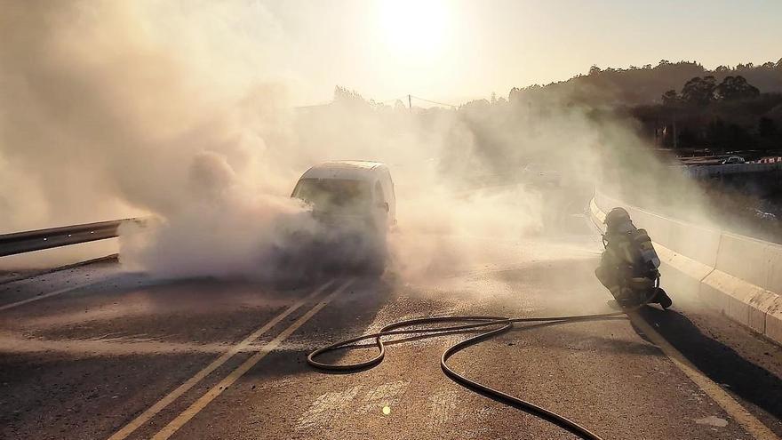 Arde una furgoneta en Oleiros en medio de la Nacional VI en Iñás