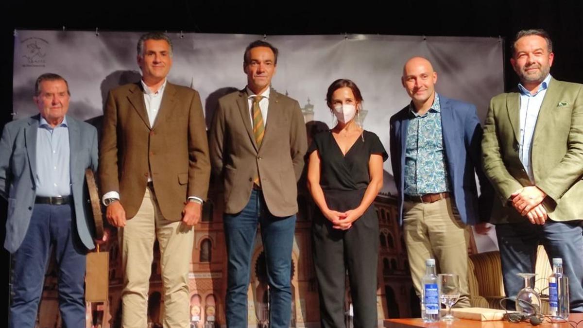 Manuel Jesús El Cid, junto al alcalde y el presidente de la Asociación de Jóvenes Taurinos, entre otros asistentes.