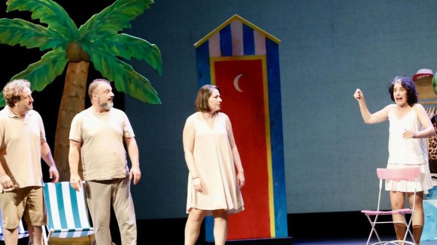 Una escena de la obra «Los polvos melancólicos», ayer, en el teatro Jovellanos. | Marcos León