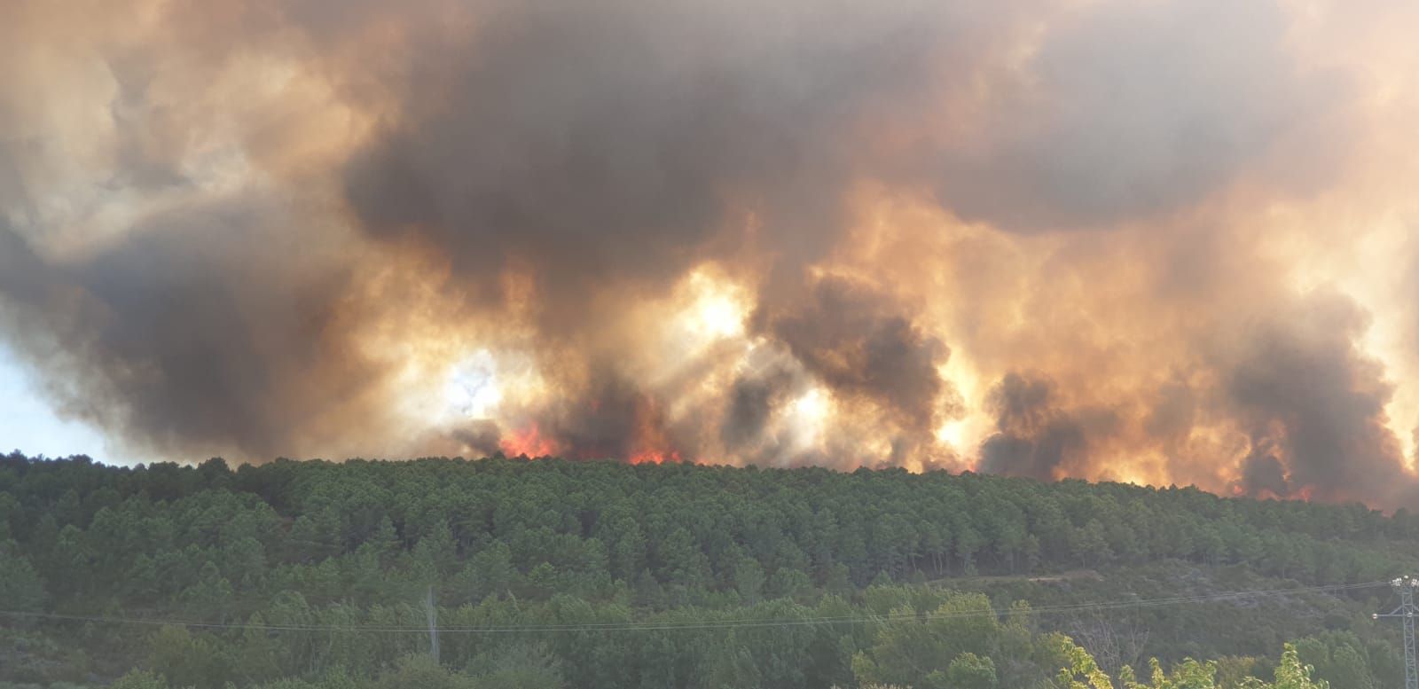 Las espectaculares imágenes del avance del fuego de Trabazos