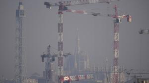 Vista de la catedral de Milán durante un episodio de alta contaminación atmosférica.