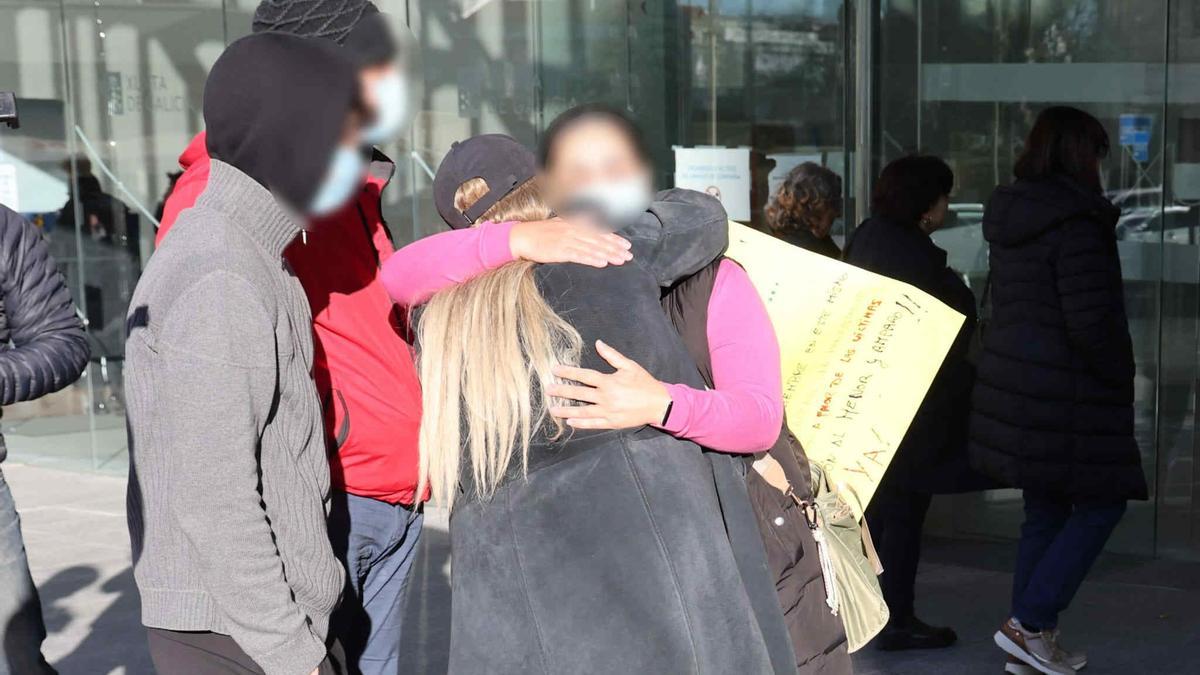 Una madre que se manifiesta ante la Ciudad de la Justicia contra este grupo violento abraza a la familia del menor agredido.