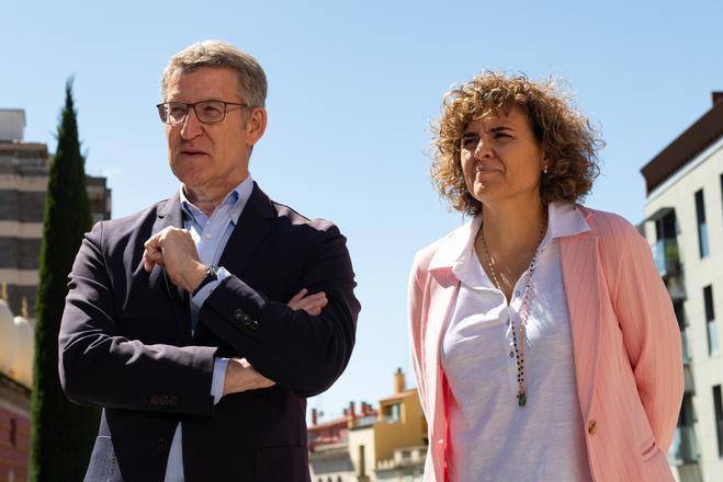 El líder del PP, Alberto Núñez Feijóo y la vicepresidenta y portavoz del Partido Popular en el Parlamento Europeo y directora de la campaña catalana, Dolors Montserrat.