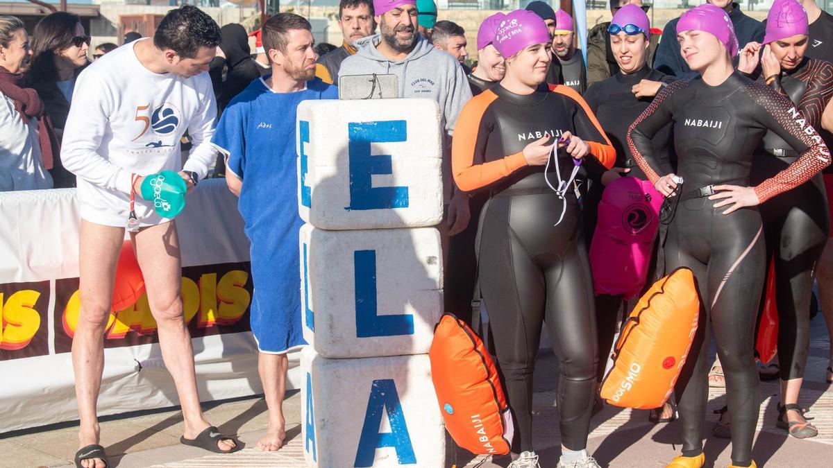 A Coruña desafía al frío y al mar para visibilizar la ELA