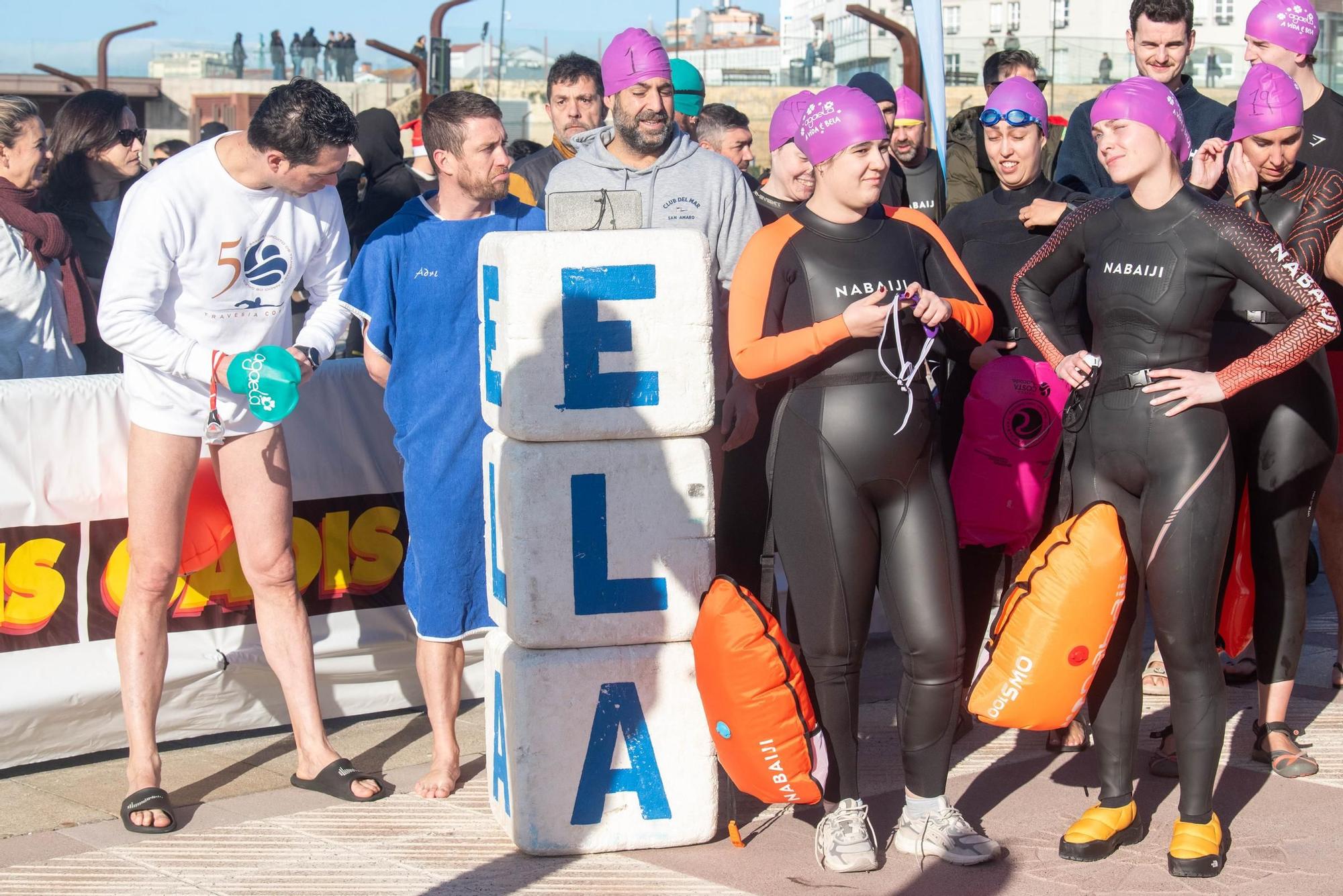 A Coruña desafía al frío y al mar para visibilizar la ELA
