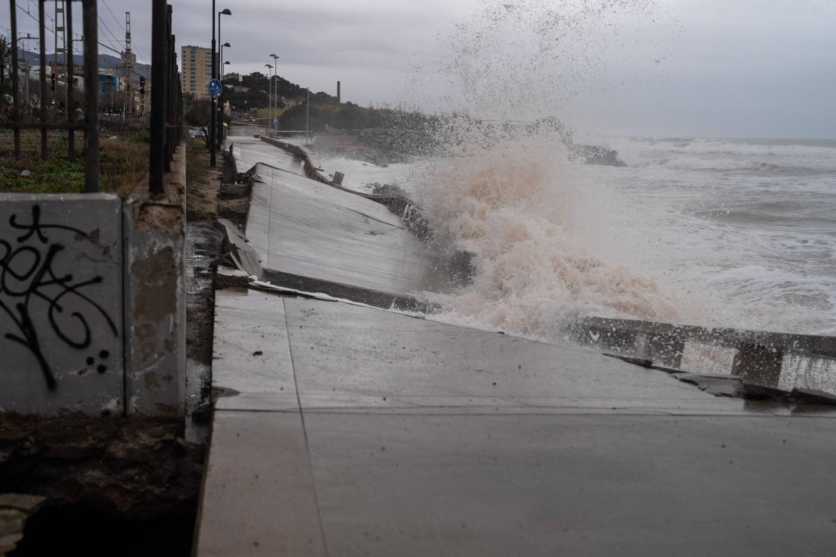 Badalona (Canyadó) 20/01/2026 Sociedad. El paseo marítimo aparece gravemente dañado por el fuerte oleaje y el temporal, con desperfectos visibles en el litoral del barrio de Canyadó y en el municipio de Montgat. Foto: Zowy Voeten / El Periódico.