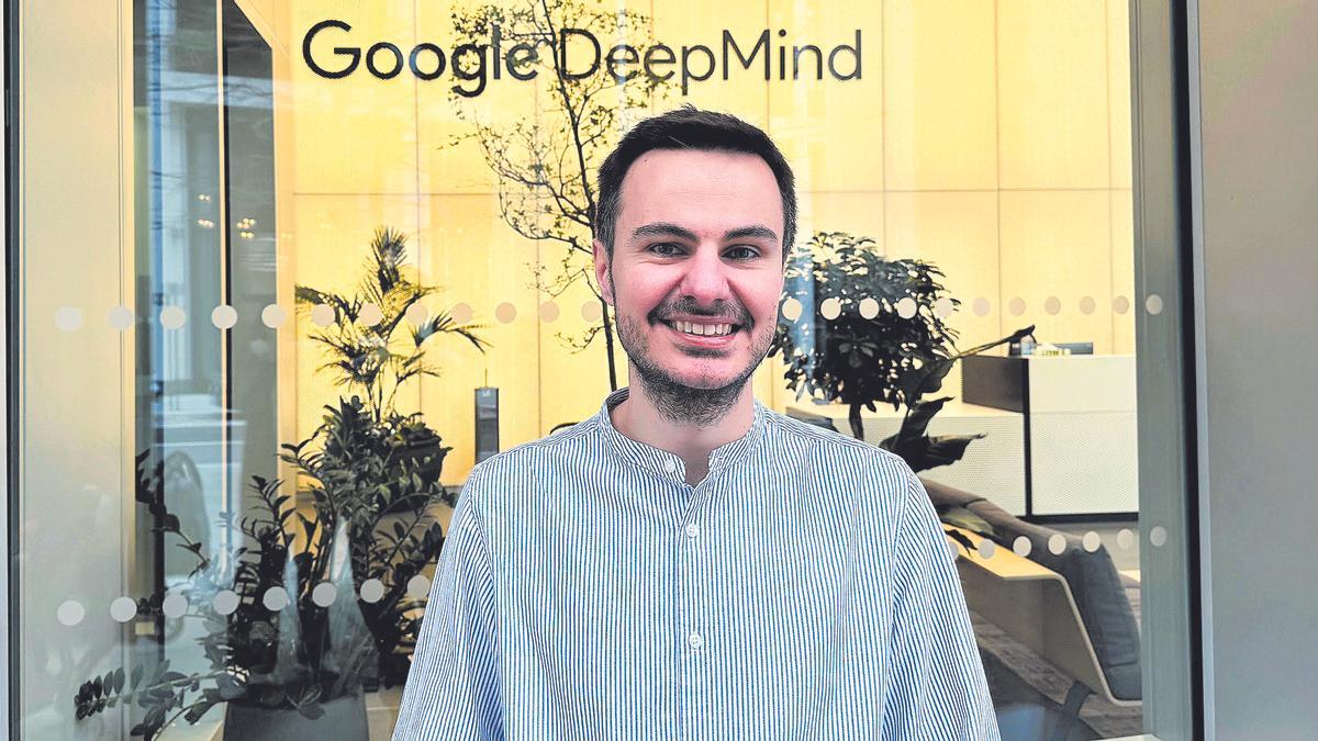 Bernardino Romera, ante la sede de DeepMind.