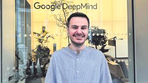 Bernardino Romera, ante la sede de DeepMind.