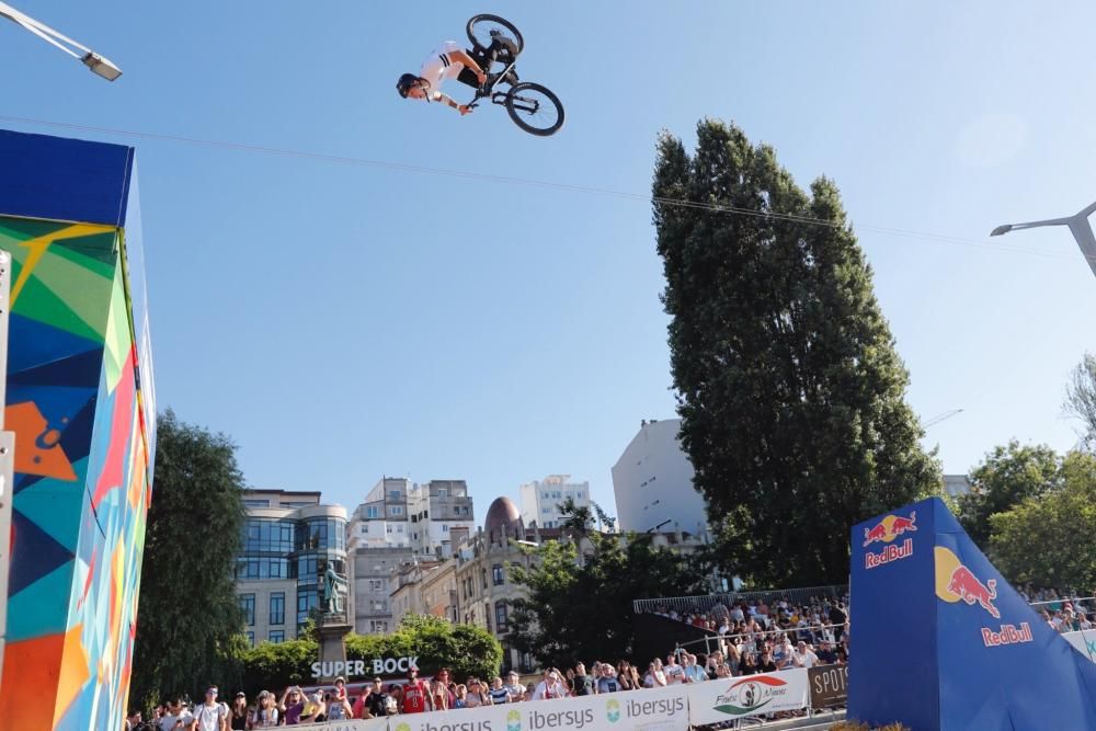 Tres días de acrobacias y piruetas imposibles, arte, deporte y cultura urbana campando por la fachada atlántica de Vigo. Un espectáculo al aire libre para el mejor festival del noroeste