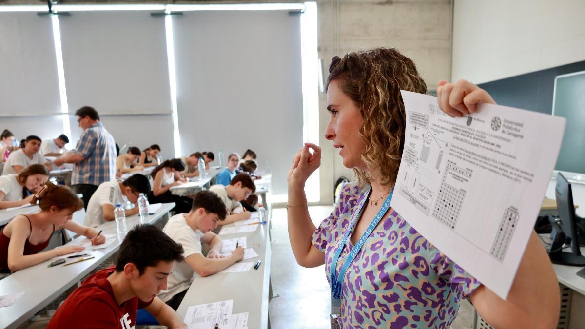 Una profesora explica el examen antes de la prueba de acceso a la universidad.