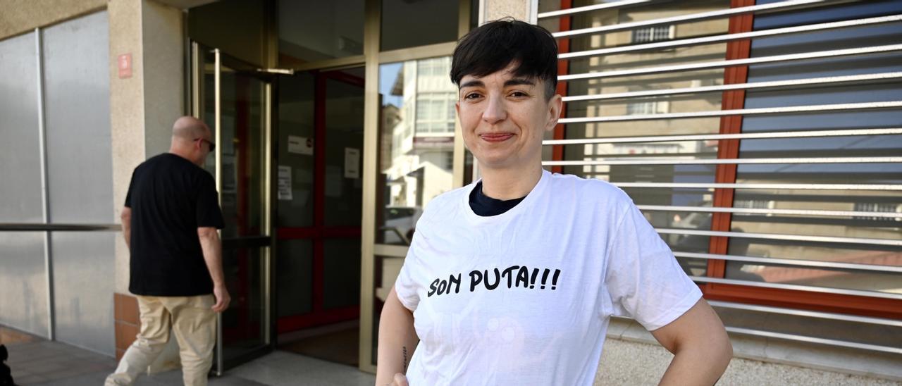 Isabel posa con su camiseta, que reza "Son puta!", para poder recibir sus dosis gratuitas para inmunizarse contra el VPH