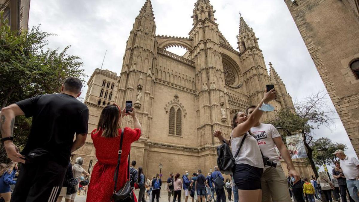 Varios turistas fotografían la Catedral.