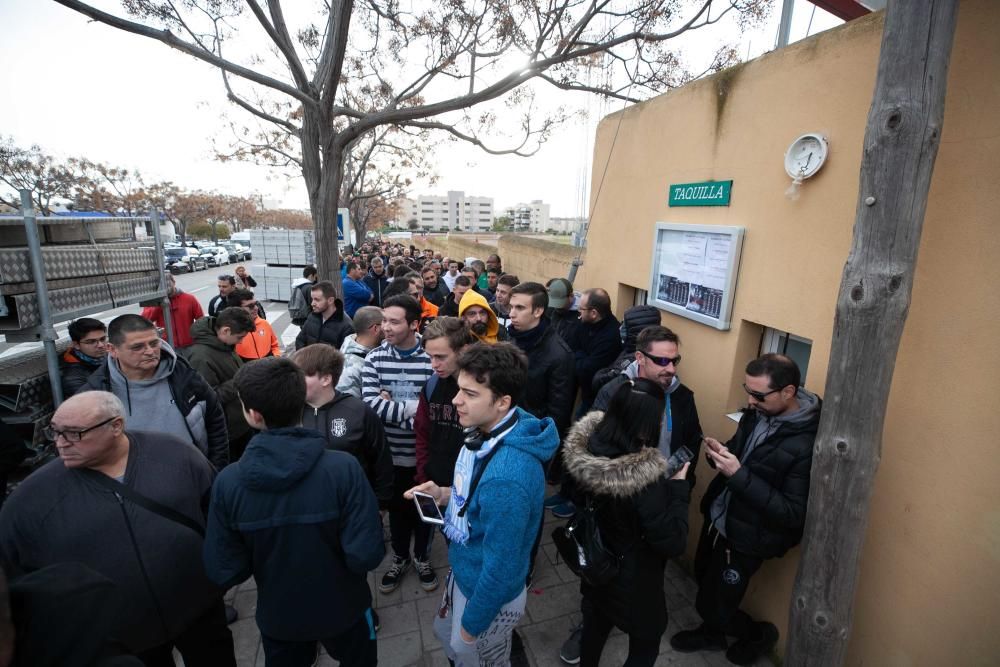 A las cinco de la mañana ya había abonados haciendo cola a las puertas de las taquillas de Can Misses