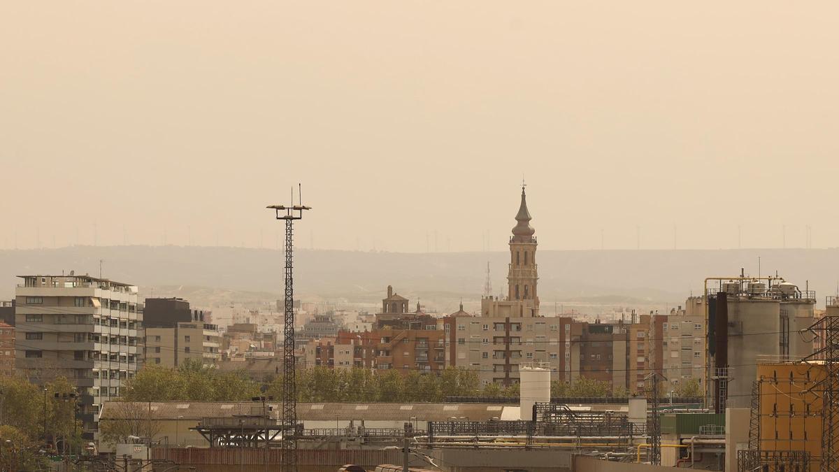La calima ha teñido el cielo de Zaragoza.