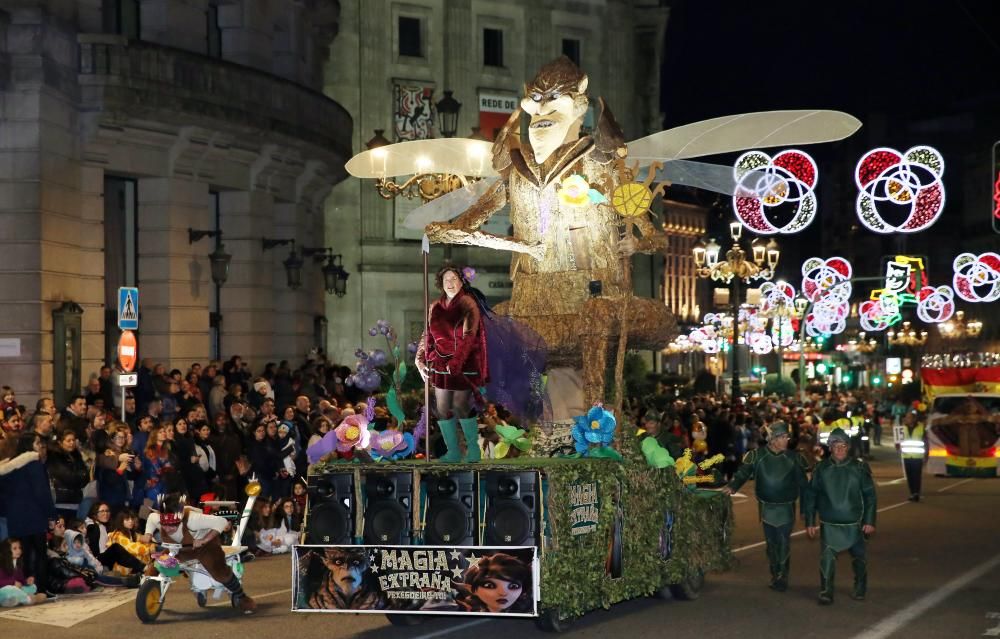 Miles de personas se congregan en el centro de la ciudad para seguir la marcha de las 28 agrupaciones que desfilaron entre Isaac Peral y la Porta do Sol.