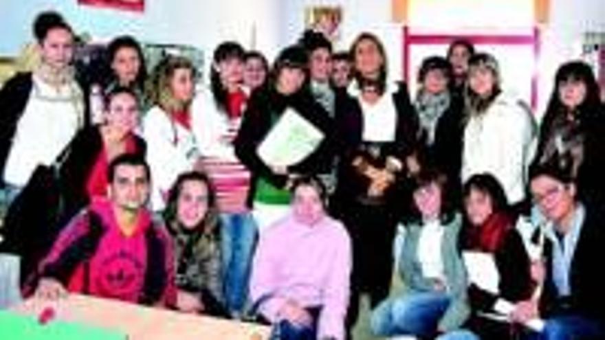 Alumnos del Al-Qázeres en la Casa de la Mujer