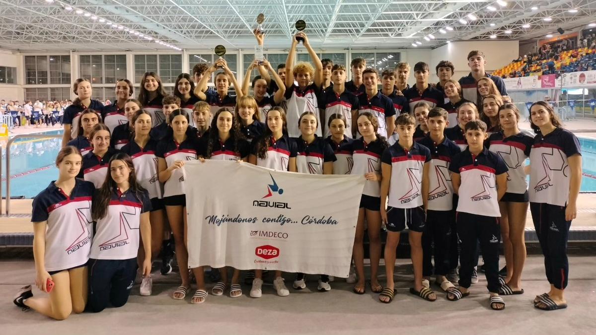 Los nadadores del Navial, con los trofeos conquistados.