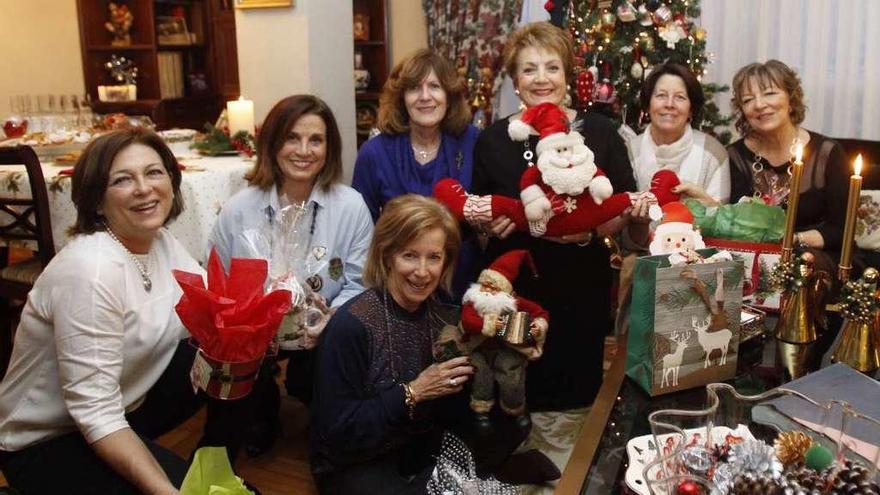 De izquierda a derecha, Carmen Portela, Diane G. Limia, June Pike (en primer plano), Connie Fraiz, Gloria Fernández, Carol Marti y Cecilia López en su reunión navideña de este año en Vigo. // J. Lores