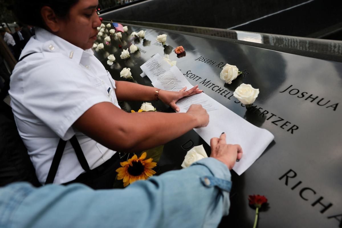 Personas permanecen ante el Memorial