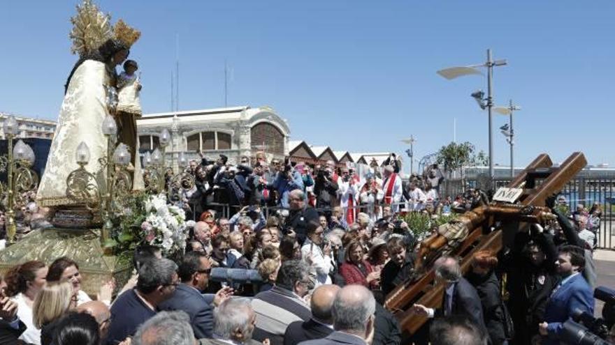 Momento de la llegada del Cristo procedente del mar y su encuentro con la Virgen de los Desamparados.