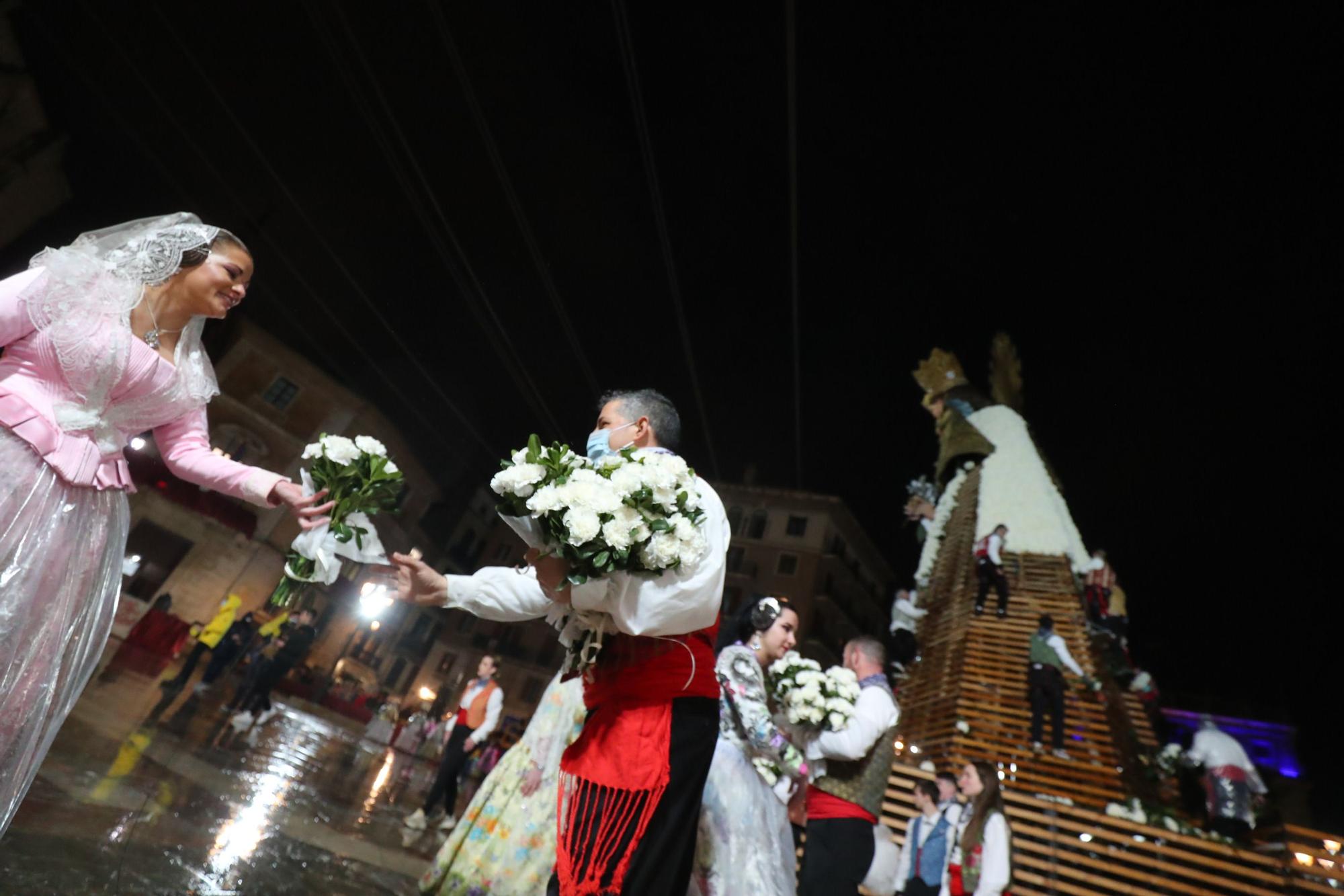 Búscate en el primer día de ofrenda por la calle de la Paz (entre las 19:00 a las 20:00 horas)