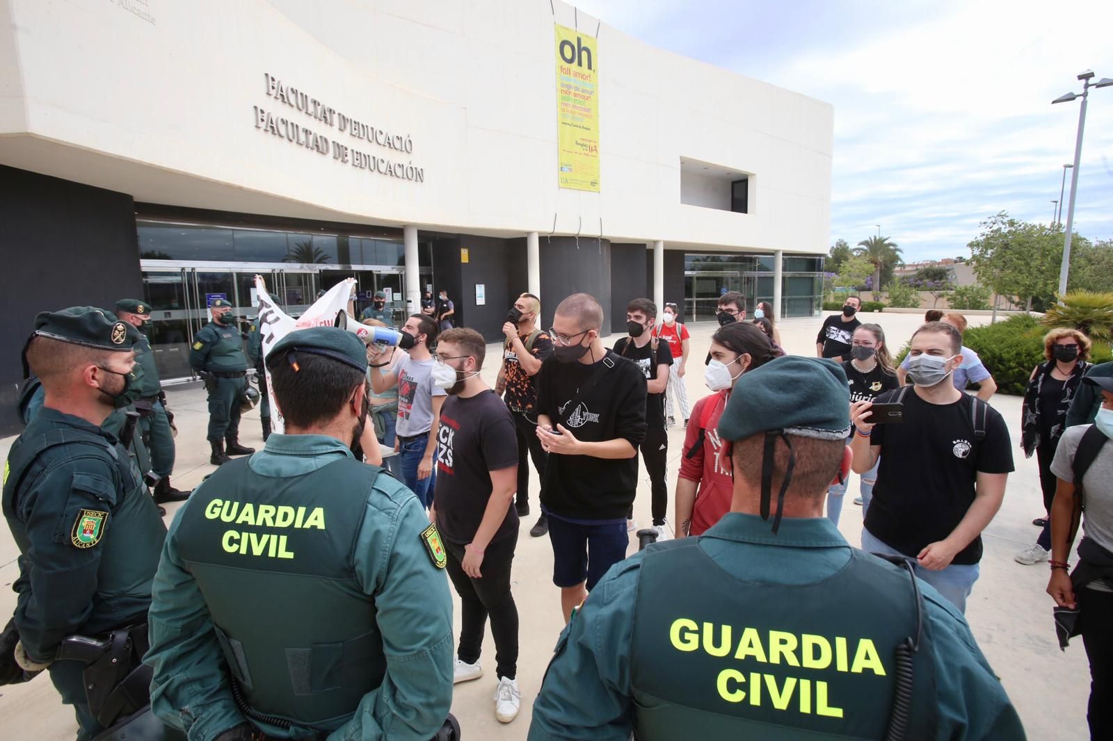 El conflicto por la lengua llega a las manos en la UA