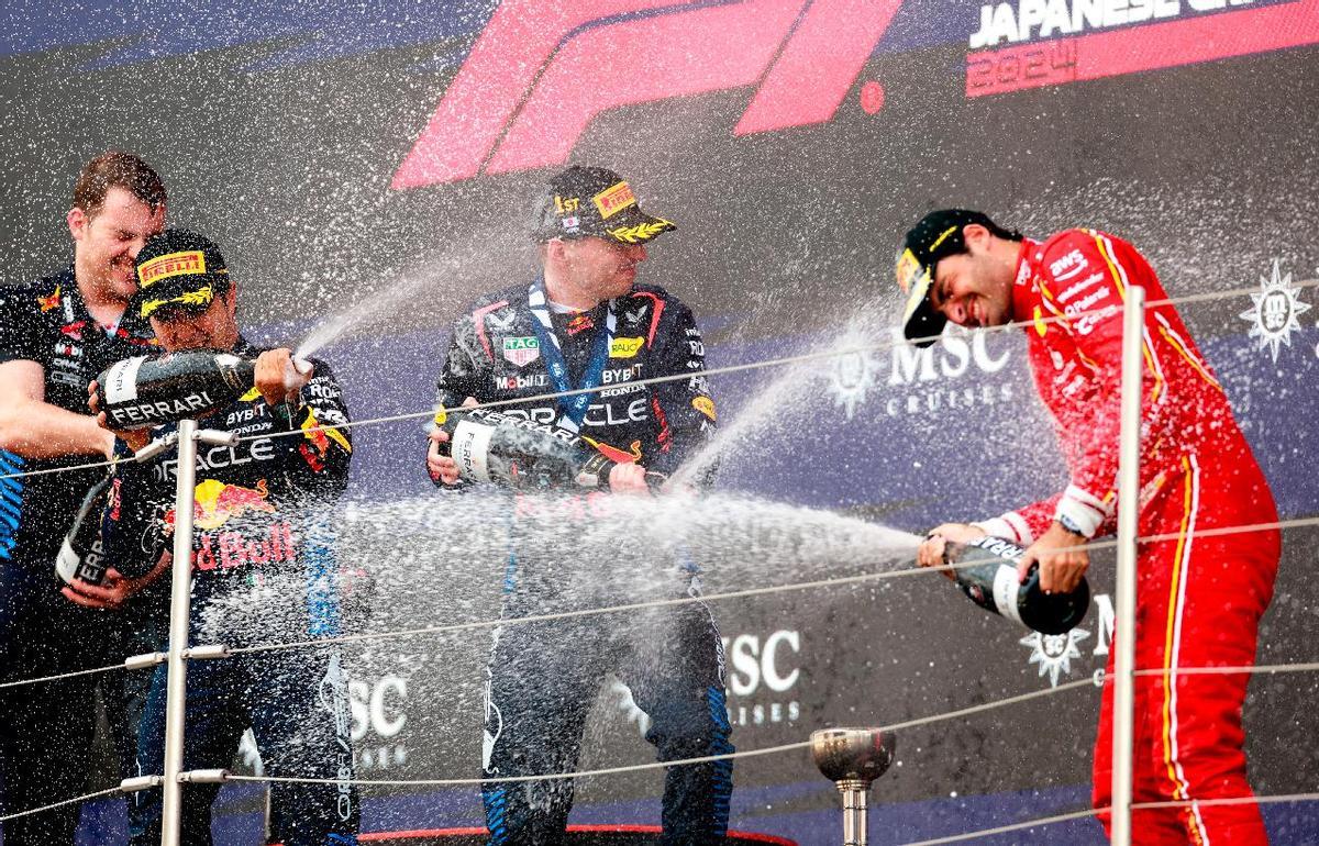 El podio de Suzuka con Checo Pérez, Max Verstappen (Red Bull) y Carlos Sainz (Ferrari).