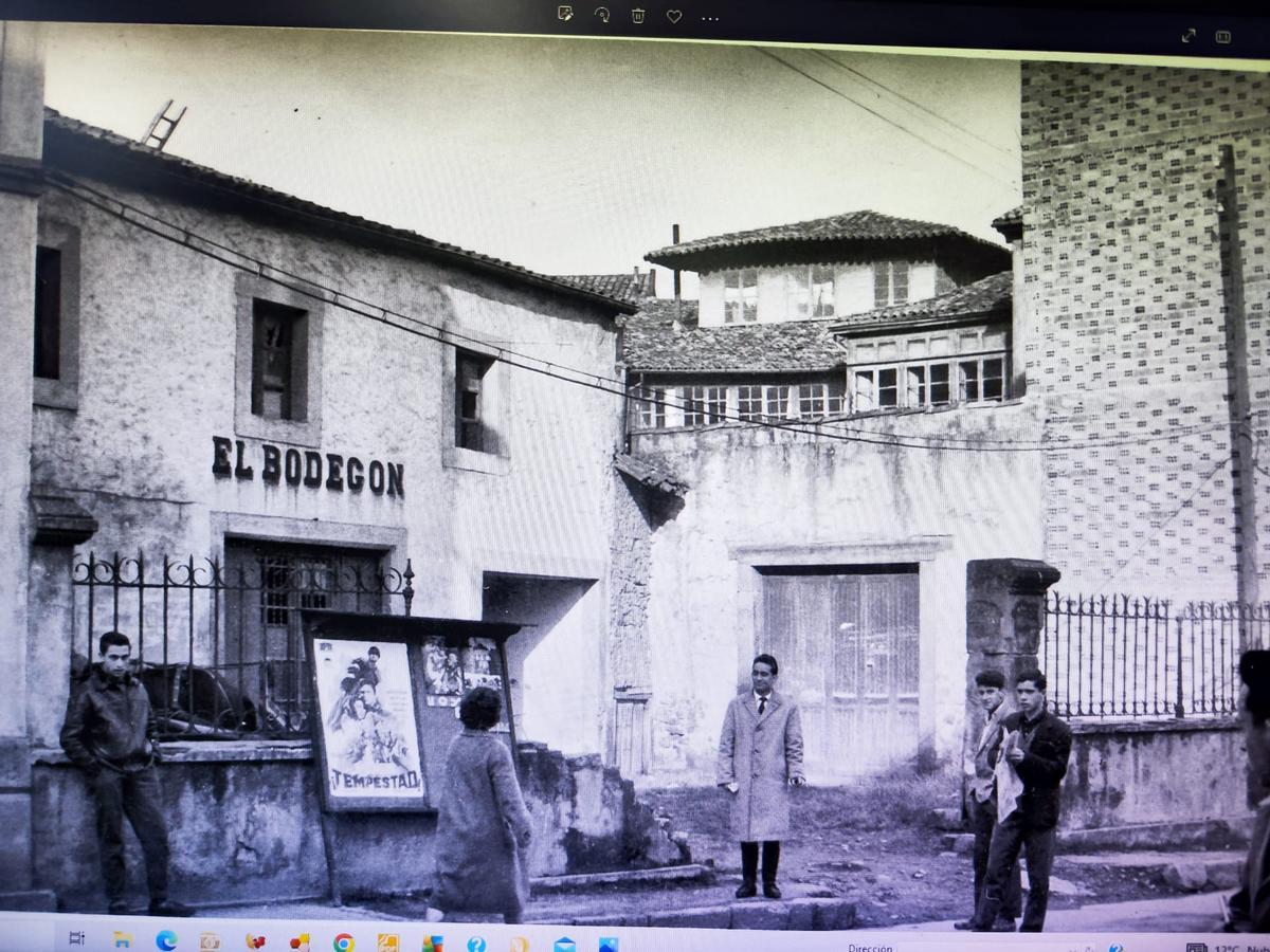 Parcela en la que ubica actualmente la tienda, en una foto de los años cincuenta.