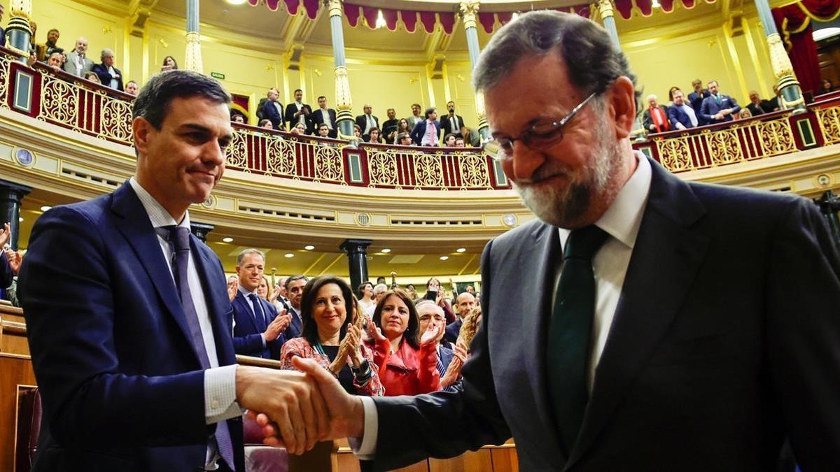 Pedro Sánchez y Mariano Rajoy se saludan tras finalizar la sesión.