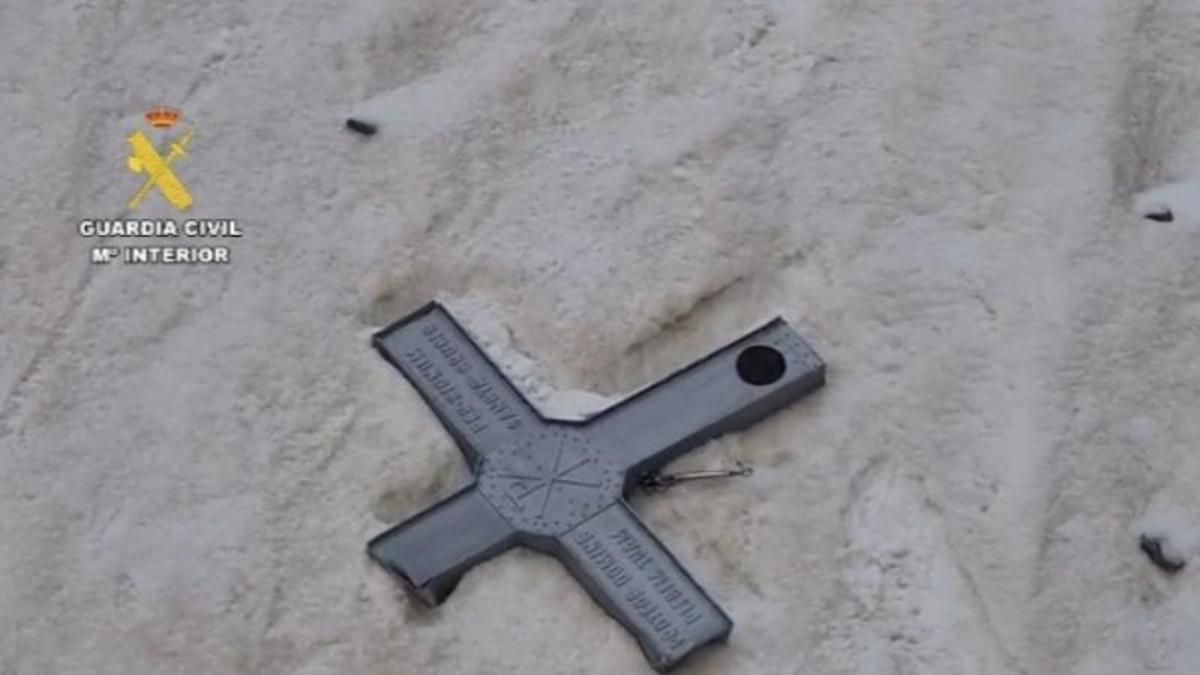 La cruz hallada en la ladera del Aneto por la Guardia Civil, este martes.