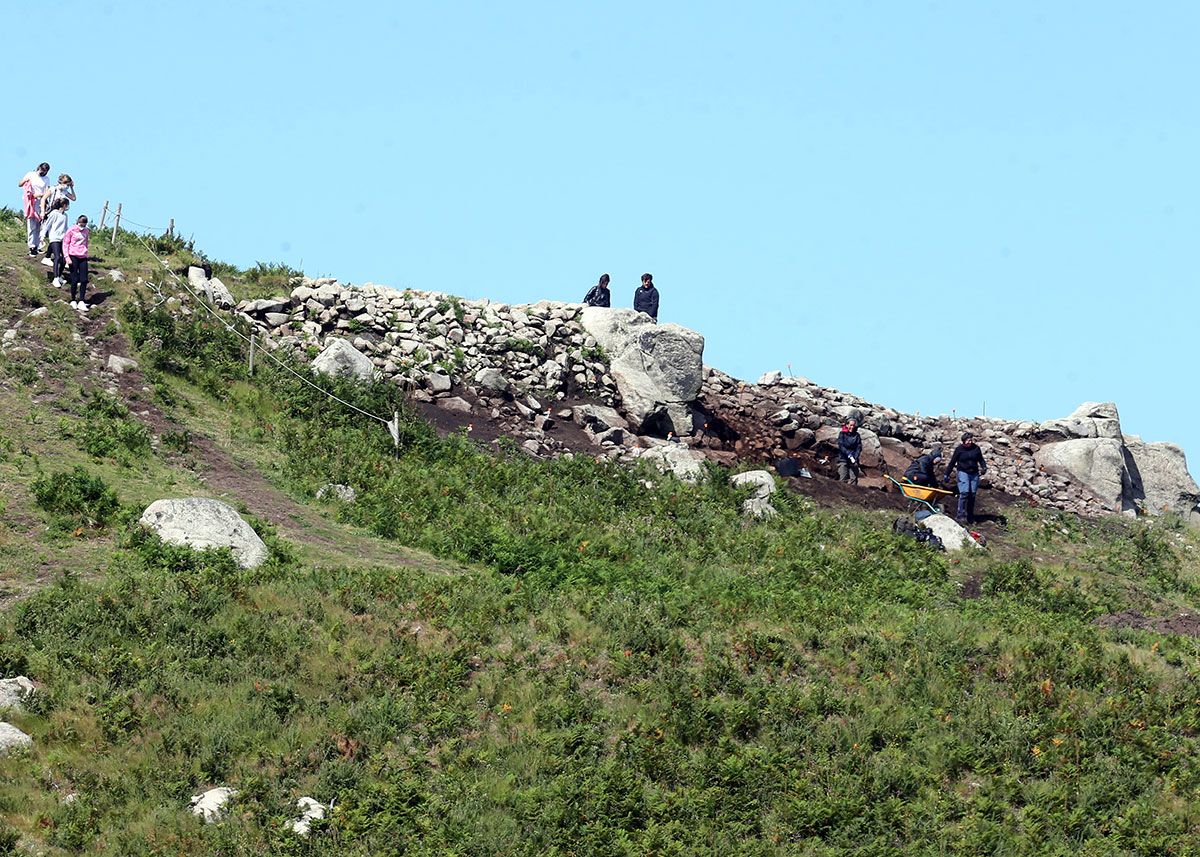 Trabajos de excavación en la cima del monte O Castro