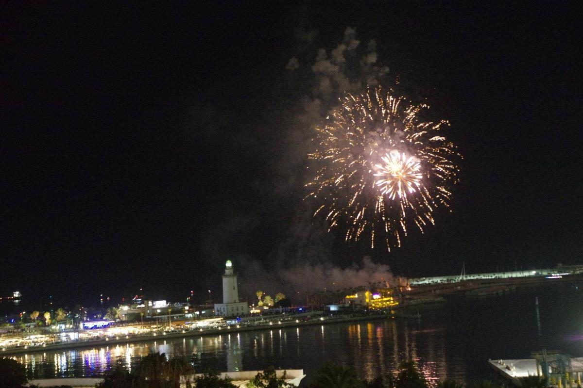 Fuegos de inicio de la Feria de Málaga desde desde el hotel Catalonia Molina Lario Fuegos de inicio de la Feria de Málaga desde desde el hotel Catalonia Molina Lario