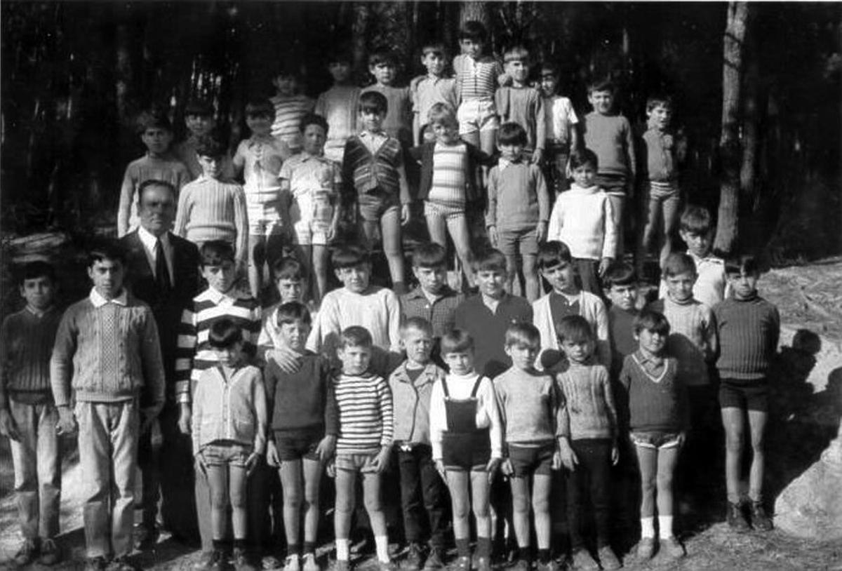 Escola de nenos no lugar do Igrexario, anos 60.