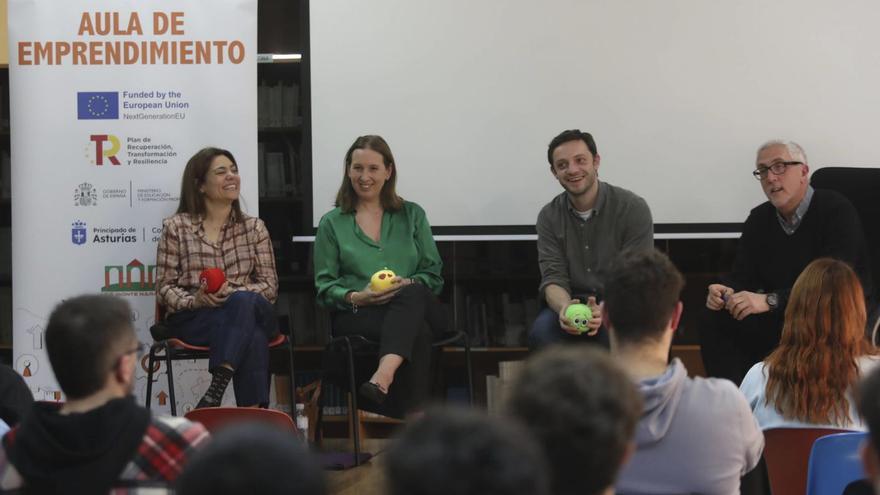 Por la izquierda, Sandra Botas, Beatriz López, Marcos Blanco y José Antonio Vega, moderador, durante la actividad desarrollada en el IES Monte Naranco.