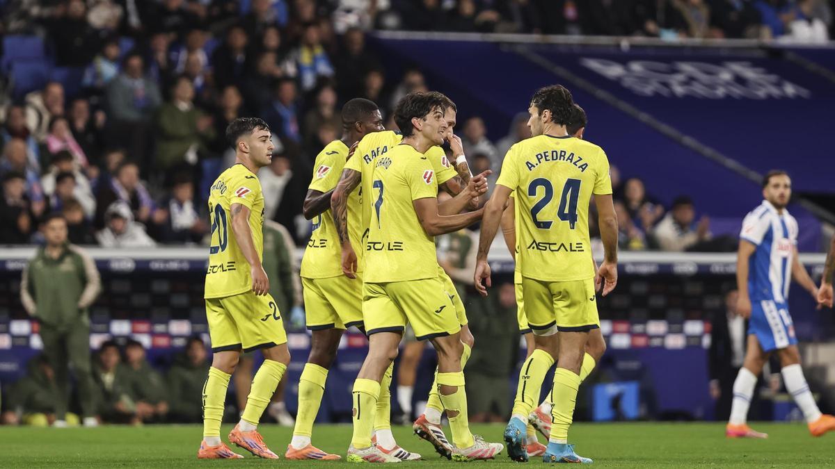 Los jugadores del Villarreal celebran el 2-0 anotado por Alberto Moleiro