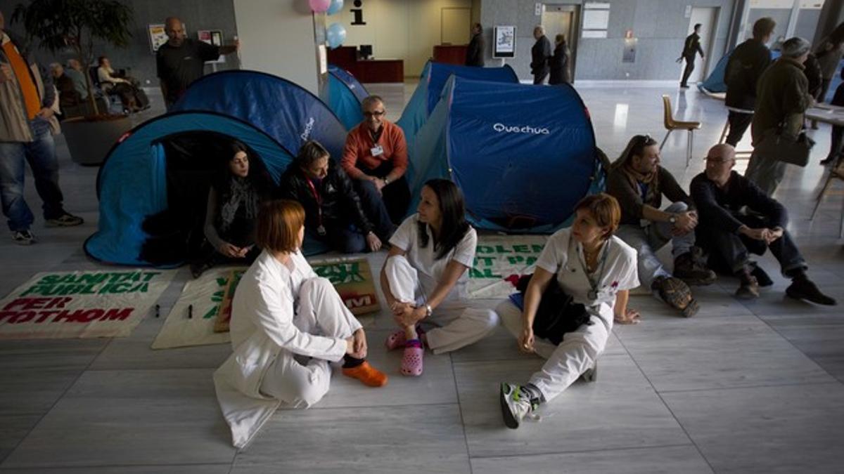 Encierro indefinido de los trabajadores del Hospital de Sant Pau contra los recortes y despidos.