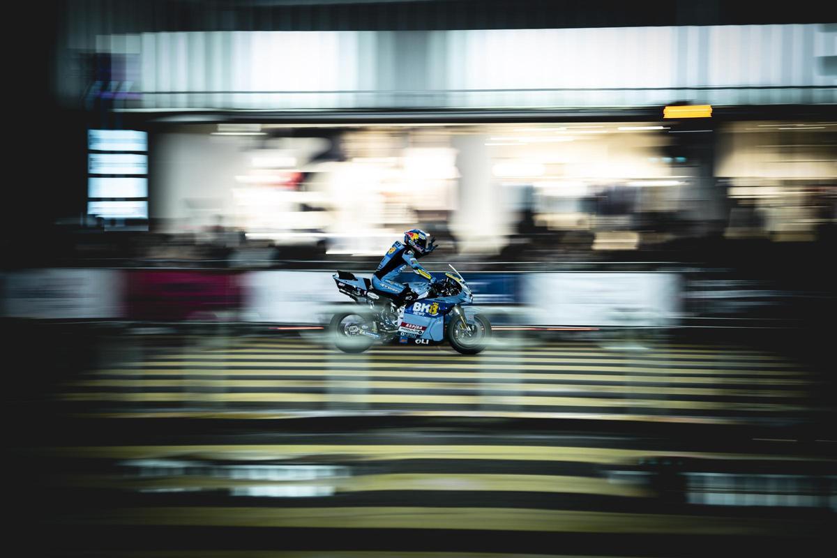 Àlex Márquez (Ducati), hoy, en la noche de Kuala Lumpur paseando con su 'Desmosedici'.