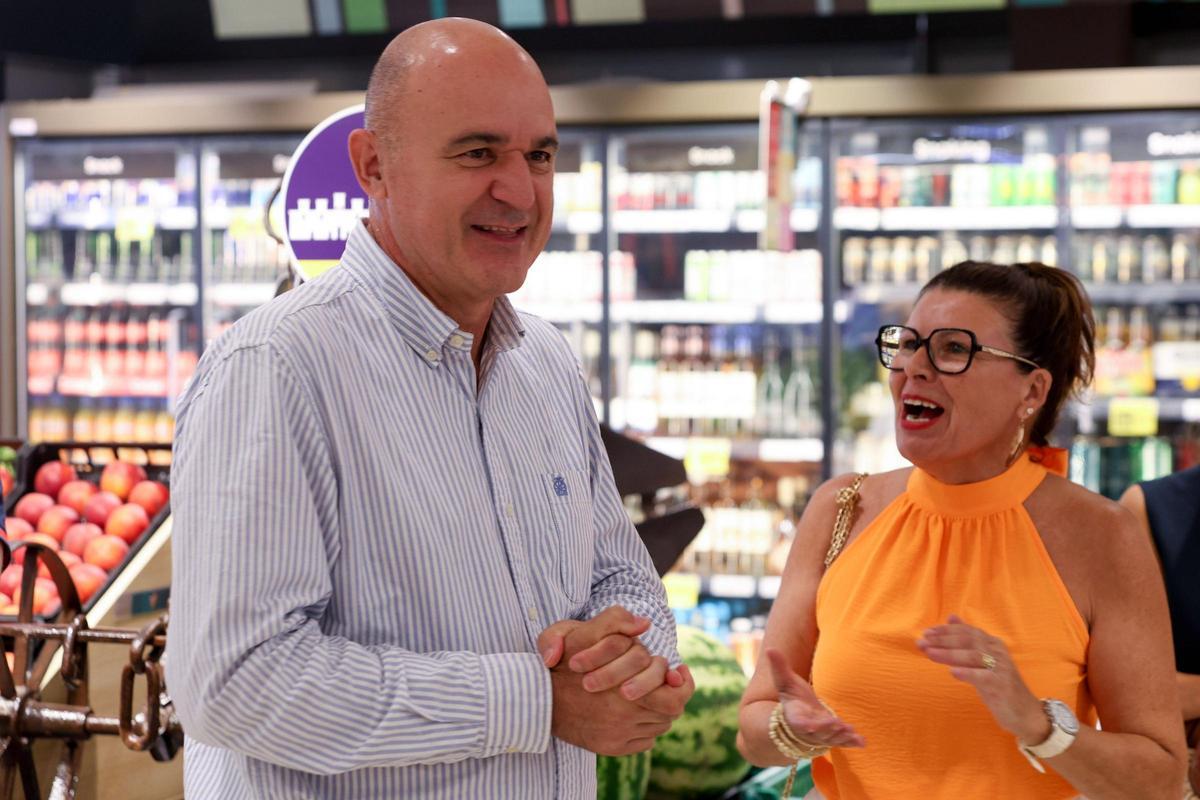 Mira las imágenes de la actuación de ball pagès en un supermercado Eroski