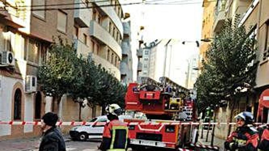 Los bomberos acordonan Regimiento de Toledo.