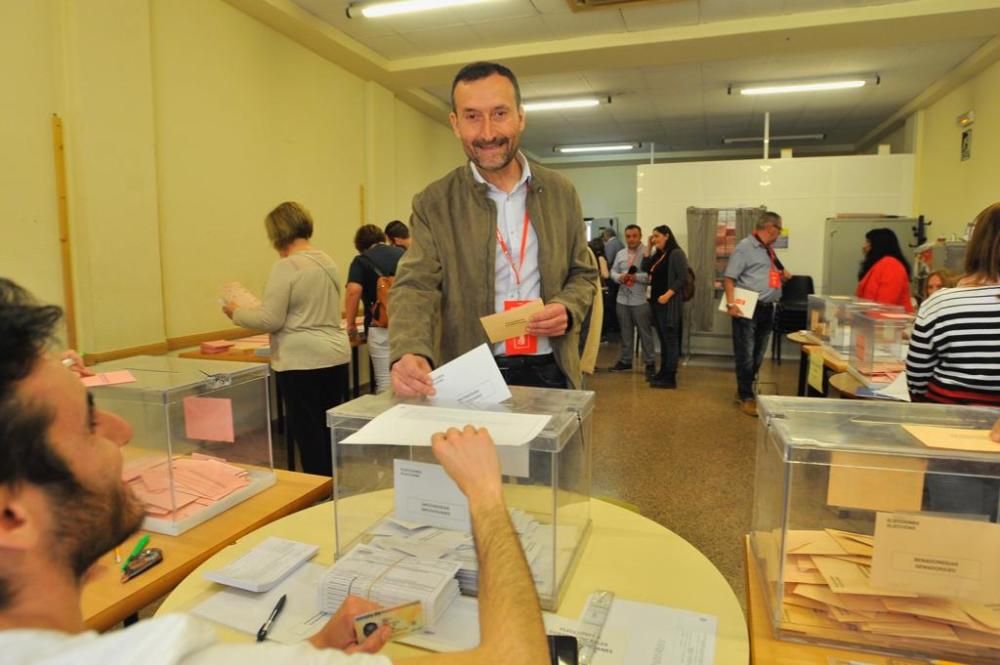 Los políticos votan en Elche