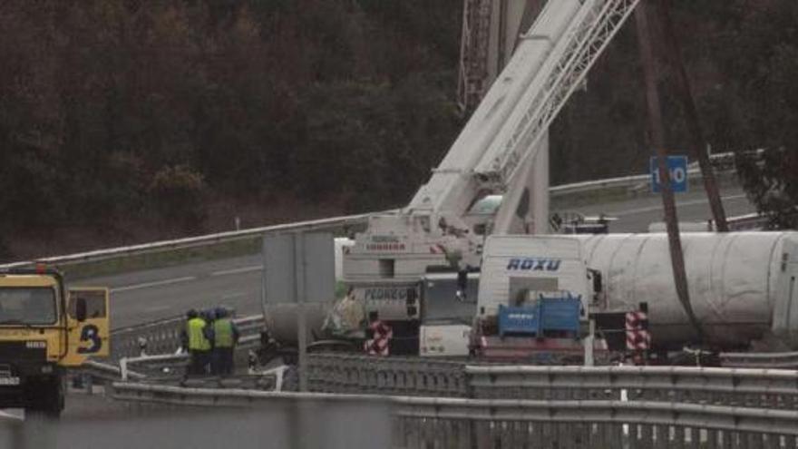 El vuelco de un camión con metano corta once horas  la A-8 y el tráfico ferroviario entre Asturias y Galicia