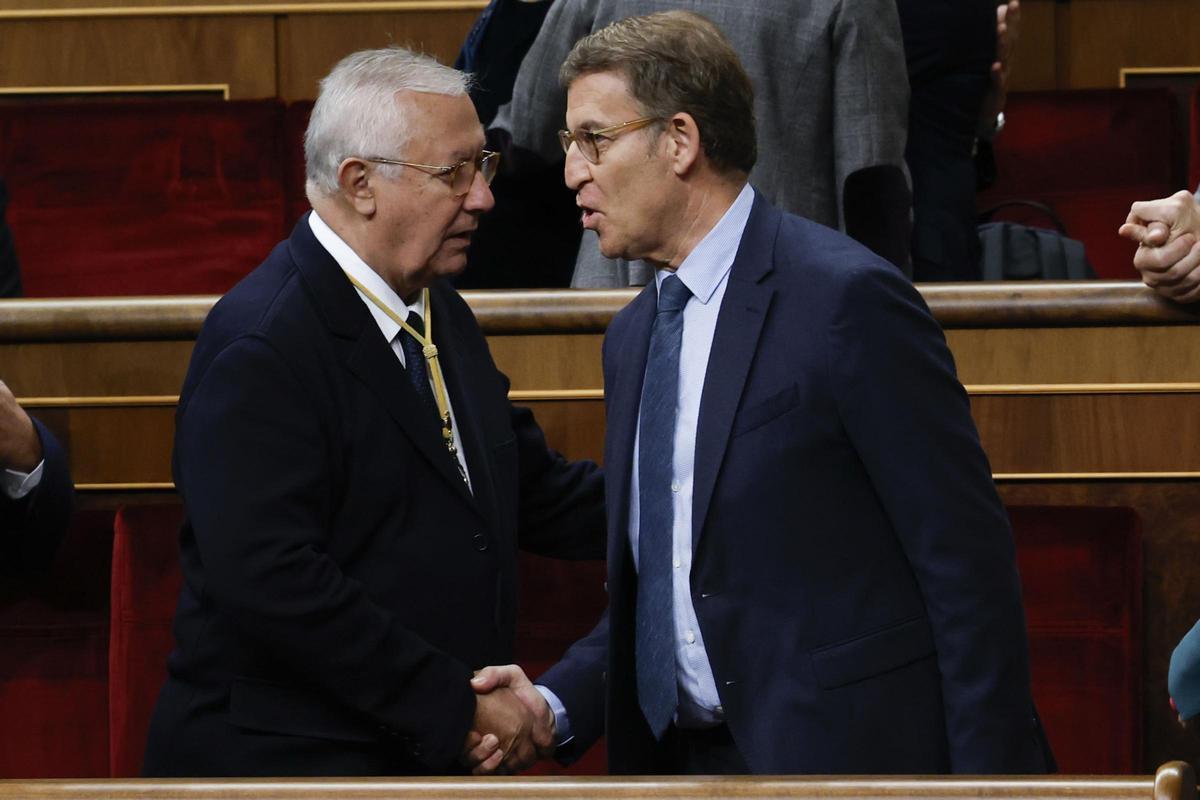 El líder del PP, Alberto Núñez Feijóo, junto al veterano Javier Arenas en el Congreso.