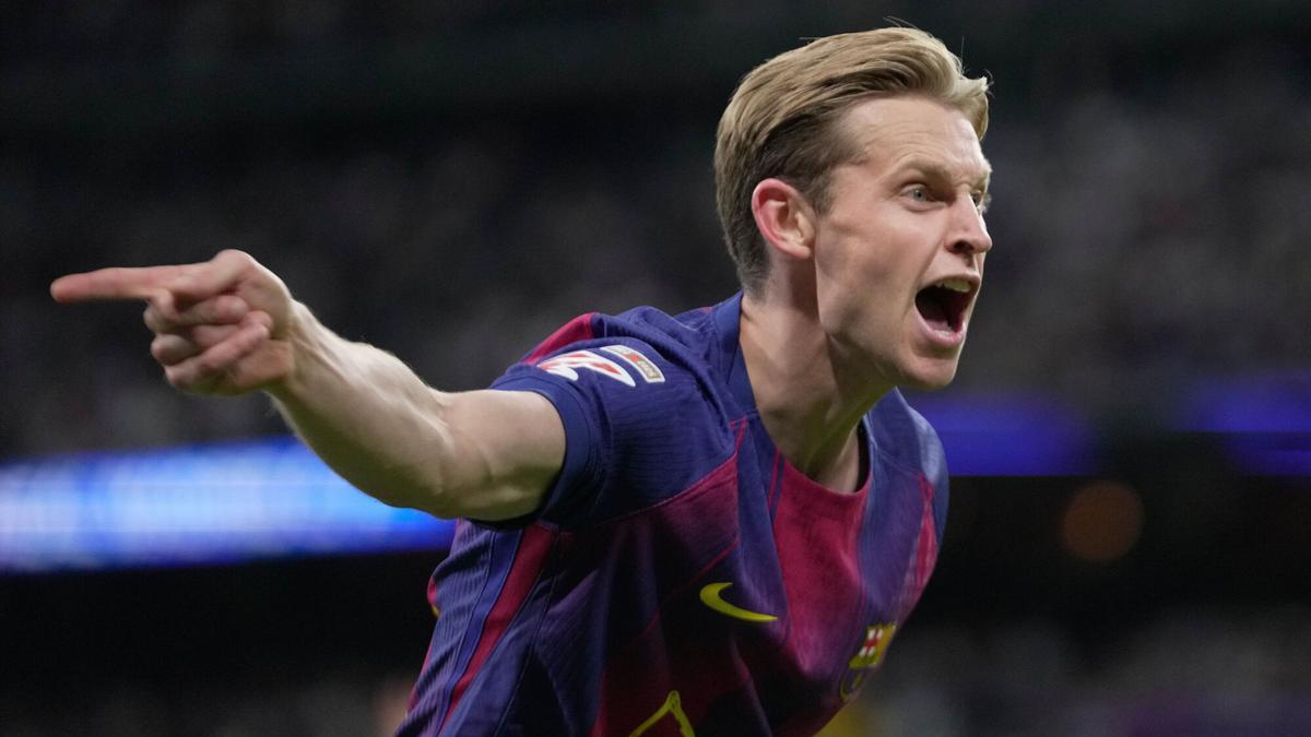 Frenkie de Jong reaccciona a una decisión arbitral de Soto Grado durante el clásico.