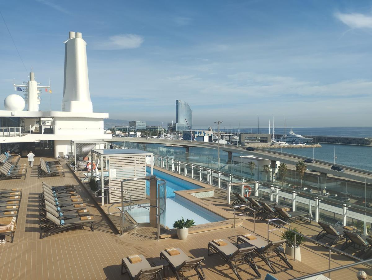 Piscina del Silver Ray, que esta semana iniciaba ruta desde Barcelona, atracado en el Adossat, el martes.