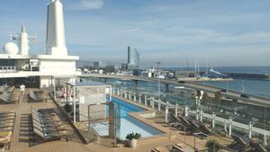 Piscina del Silver Ray, que esta semana iniciaba ruta desde Barcelona, atracado en el Adossat, el martes.