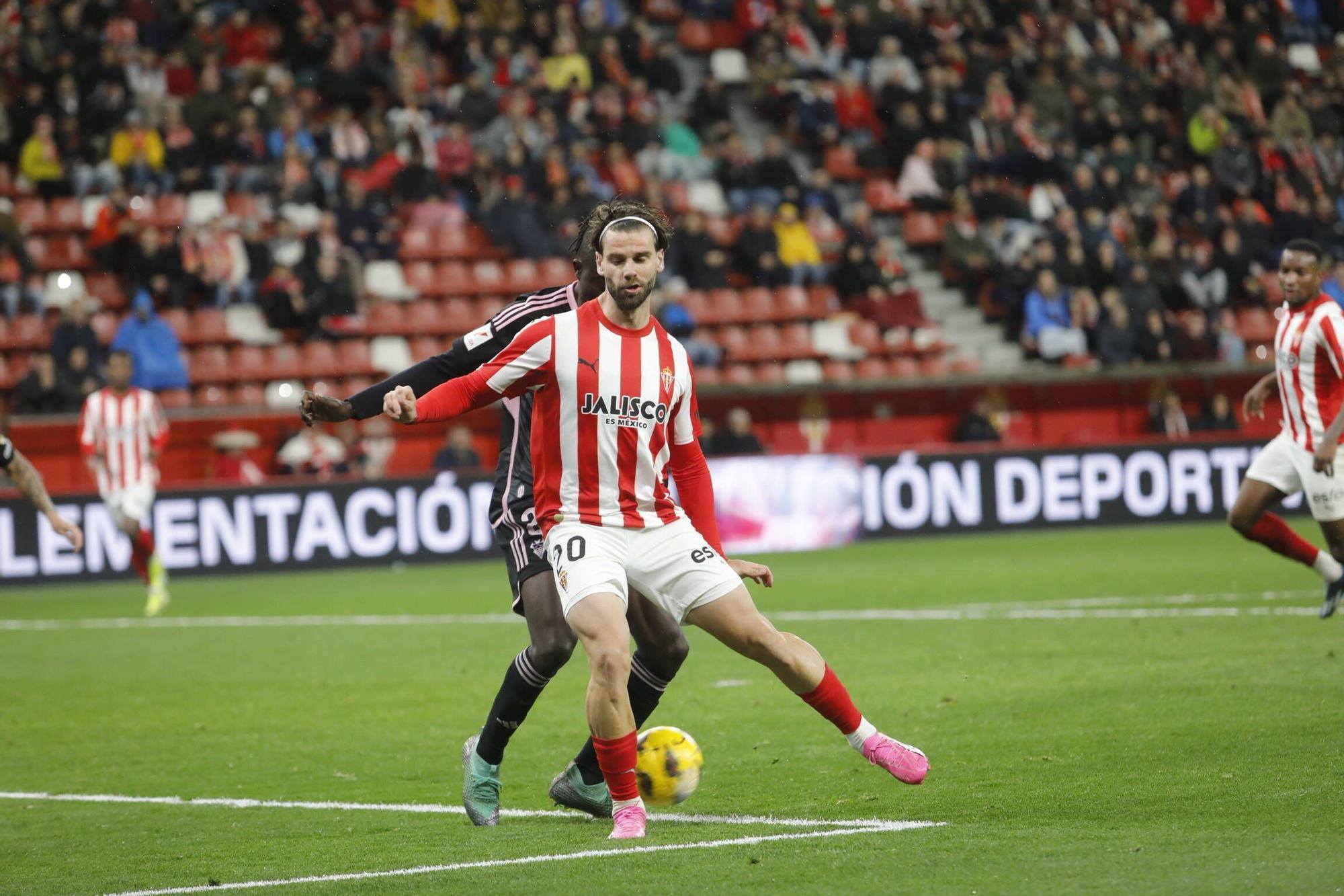 EN IMÁGENES: Partido y ambiente del Sporting-Albacete en El Molinón