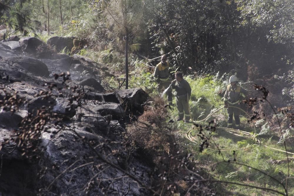 Incendios en Galicia | Un incendio nocturno quema 15 hectáreas en Domaio sobre el puente de Rande