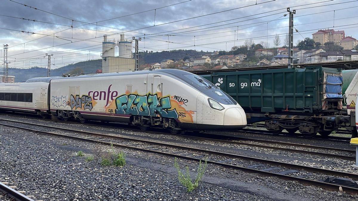 Un tren Avril de Renfe, vandalizado el pasado mes de enero en la estación de Ourense
