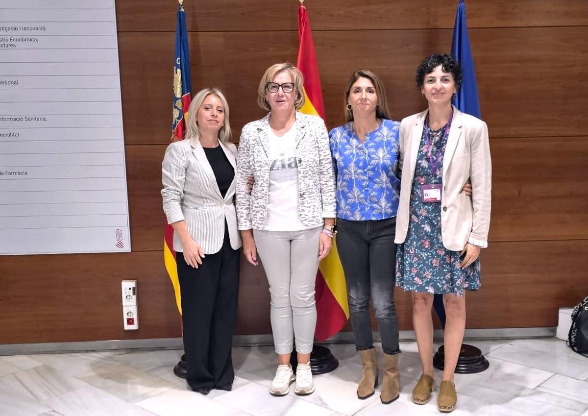 Asunción Obiol, Montserrat Angulo (presidenta del Colegio de Enfermería de Alicante), Pilar González e Isabel Baño, en la Conselleria de Sanidad